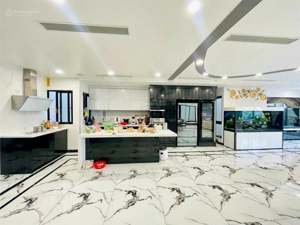 Nhà phố nguyễn văn cừ, dt 135m2 * mt 8m * thiết kế thang máy gara nhiều oto, gần sát mặt phố