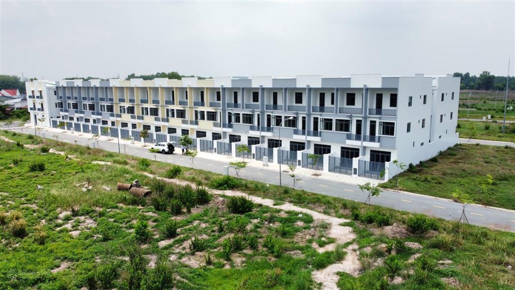 Bán căn 1 trệt 2 lầu nhà mới đường 12m 64m2 nằm trong kcn phước đông, sổ sẵn sang tên ngay