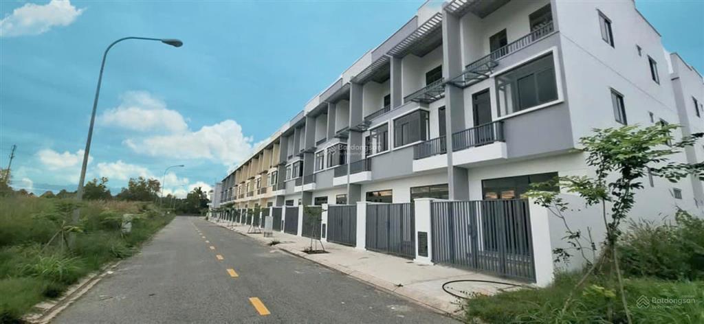 Bán căn nhà 1 trệt 1 lầu trong kcn phước đông dt sàn 99m2 giá 1.7tỷ sổ sẵn sang tên công chứng ngay