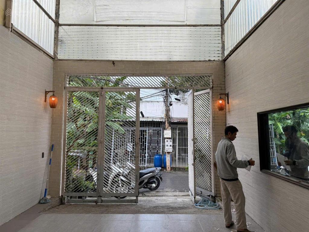 Chính chủ bán nhà 2 tầng rưỡi đường nhựa 8m thông quốc lộ 13 giá 4tỷ6 121m2 đất ở sát thủ đức