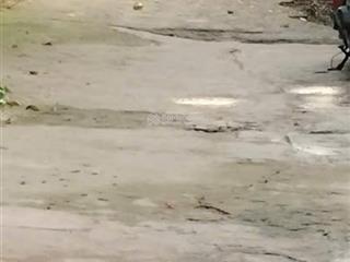 Kẹt nán nhanh nhà cấp 4 gần trường chợ 2pw có sân để xe đường bê tông đẹp giá rẻ 900tr  ngay