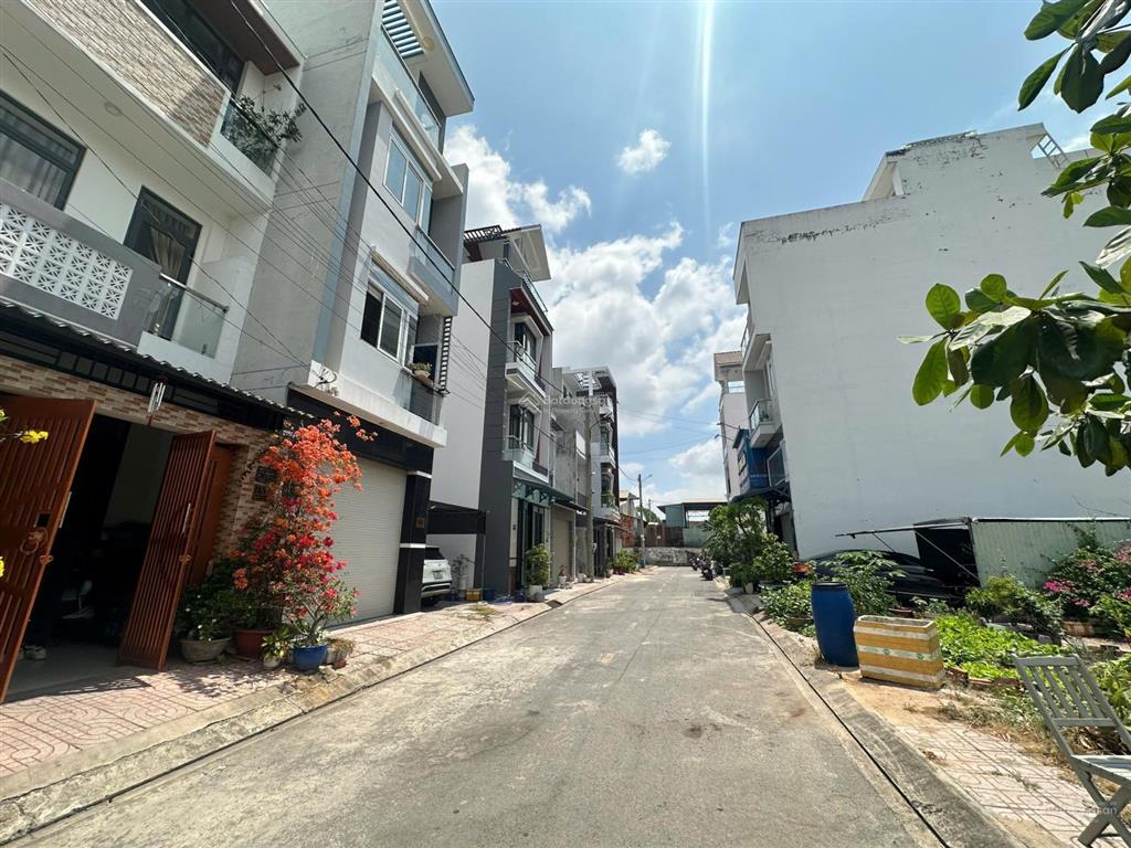 Còn vài lô giá tốt đường hoàng hữu nam, chỉ 4,5 tỷ, vị trí đẹp, đầy đủ tiện ích xung quanh