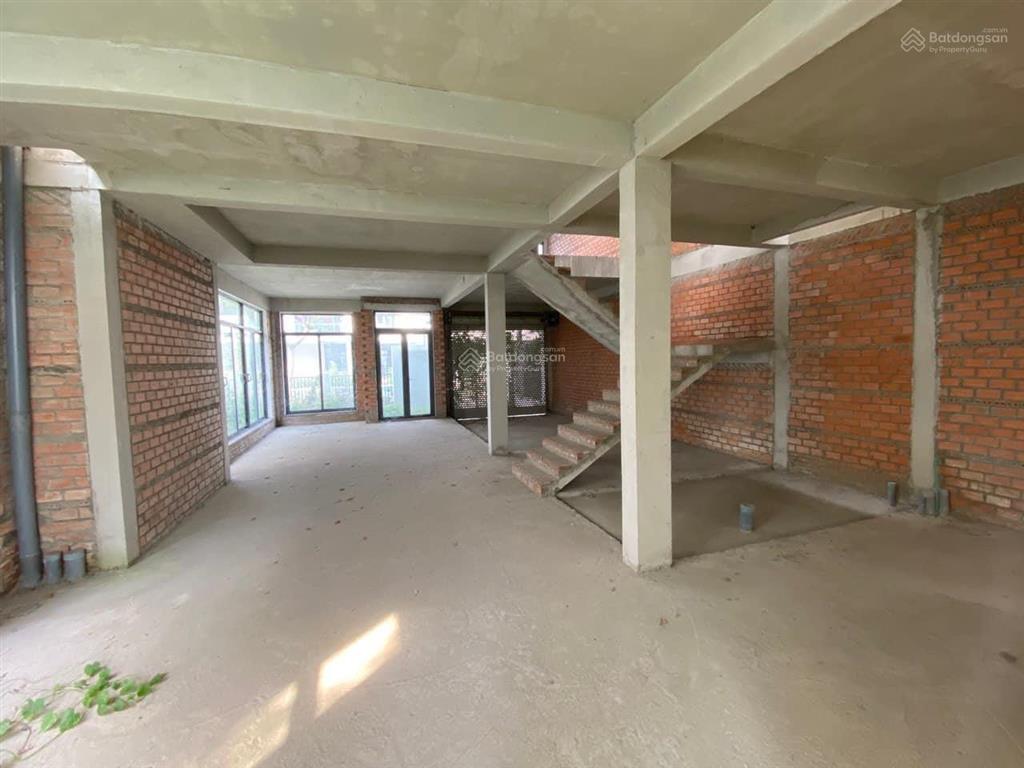 Cần cho thuê nhà làm kho nhà 1trệt 2 lầu hoàn thiện bên ngoài thô bên trong, giá chỉ 6tr/tháng