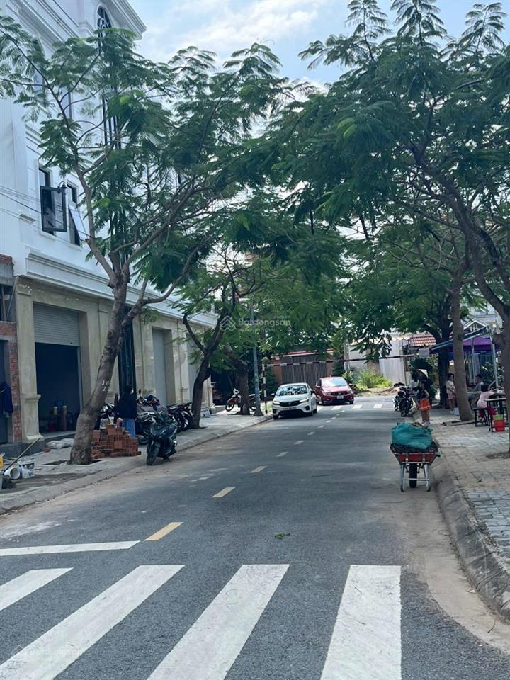 Chính chủ đầu tư bán căn nhà 136m2 hướng nam thoáng mát giá chỉ 9tỷ738, 1trệt 2 lầu 1tum