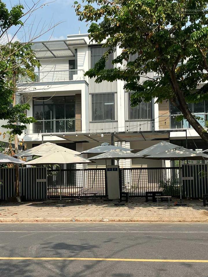 Hot một căn duy nhất một căn shop 200m2 mặt tiền đường 30m đối diện tttm giá 33tỷ  0938 051 ***