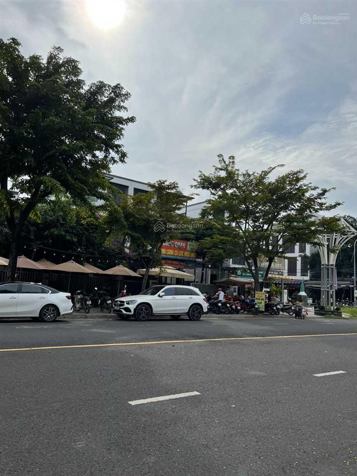 Hot một căn duy nhất một căn shop 200m2 mặt tiền đường 30m đối diện tttm giá 33tỷ  0938 051 ***