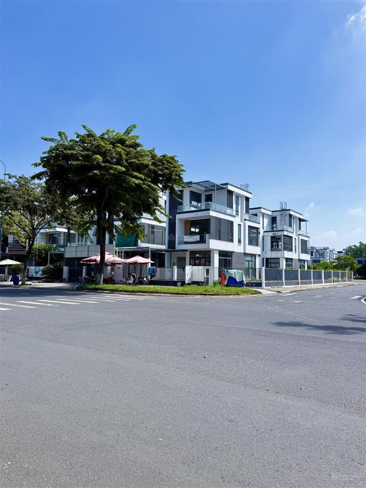 Cần tiền nên bán gấp một căn bt góc dt 275.5m2 ngay bên công viên đường 23m giá chỉ 21.5 tỷ