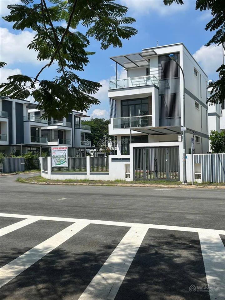 Cần tiền nên bán gấp một căn bt góc dt 275.5m2 ngay bên công viên đường 23m giá chỉ 21.5 tỷ