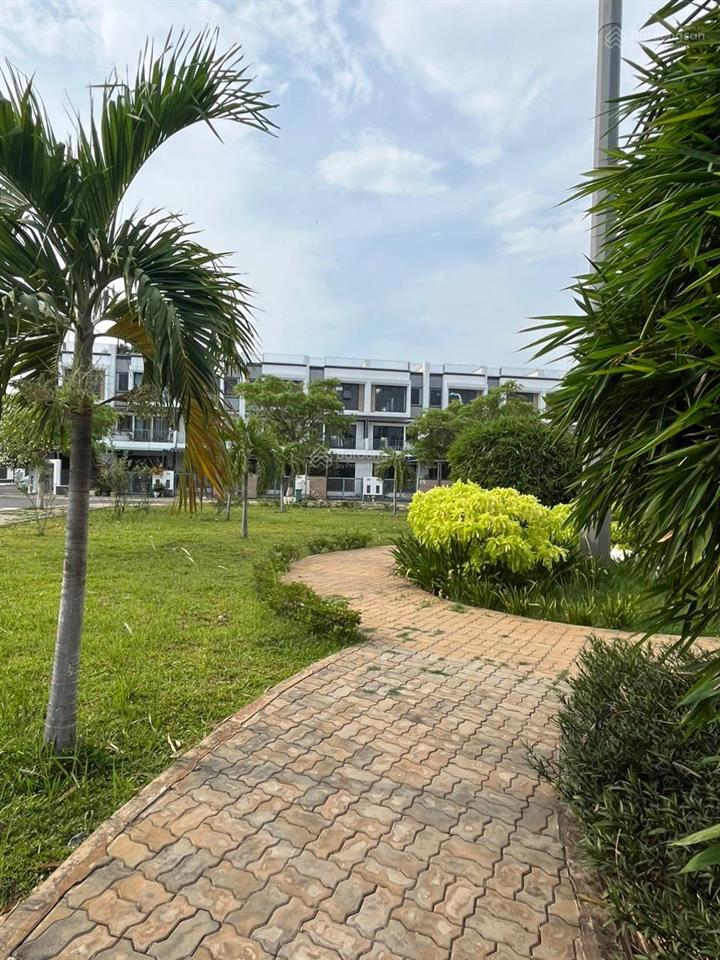 Cần tiền nên bán gấp một căn bt góc dt 275.5m2 ngay bên công viên đường 23m giá chỉ 21.5 tỷ