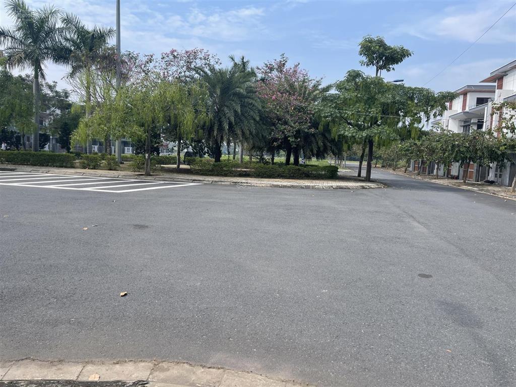 Cần tiền nên bán gấp một căn bt góc dt 275.5m2 ngay bên công viên đường 23m giá chỉ 21.5 tỷ