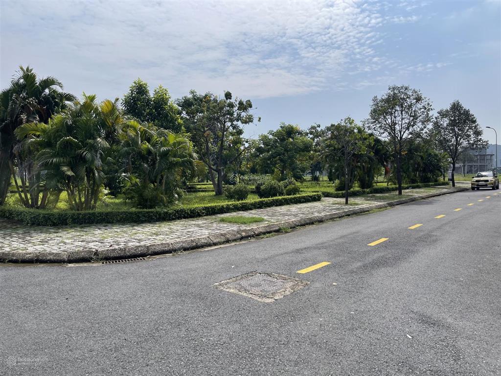 Một trong số ít 1 lô mặt tiền đường 23m đối diện công viên sạch đẹp thoáng mát giá chỉ 78tr/m2