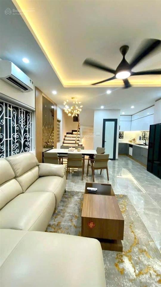Bán gấp nhà đường cmt8, q10 ngang khủng 5.3m xe hơi ngủ trong nhà 4 mặt thoáng. chỉ 11.7 tỷ