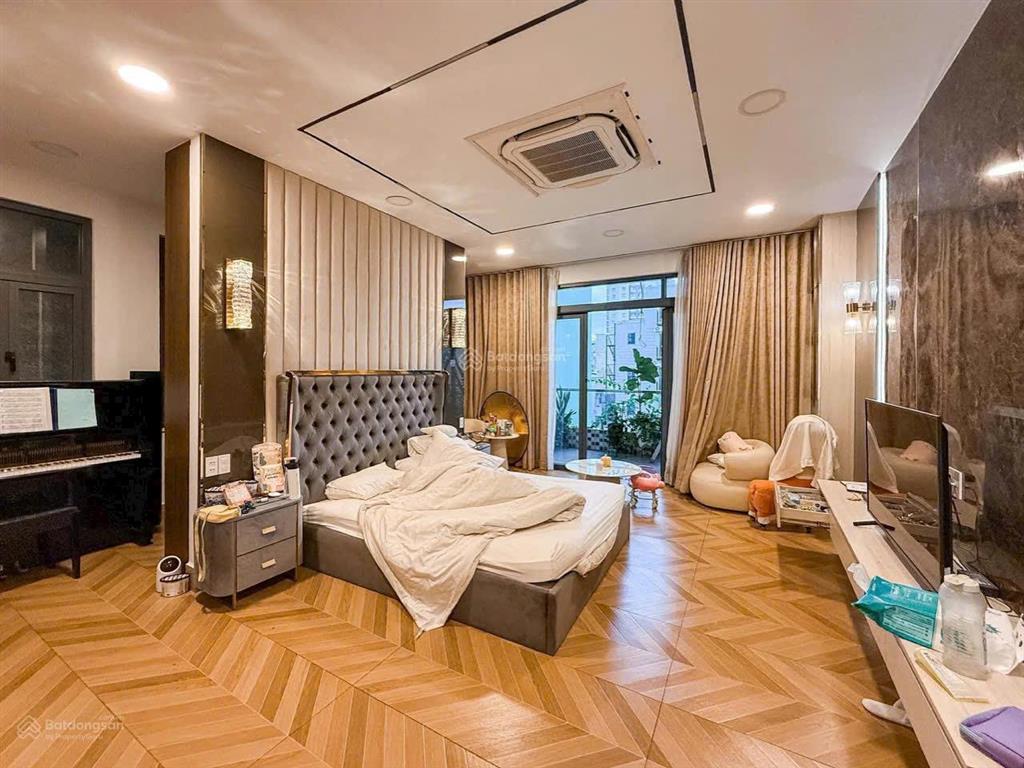 Bán biệt thự 5 tầng, đất 310m2, có hồ bơi, thang máy, gara ô tô, ngay trung tâm bình thạnh. 49.5tỷ