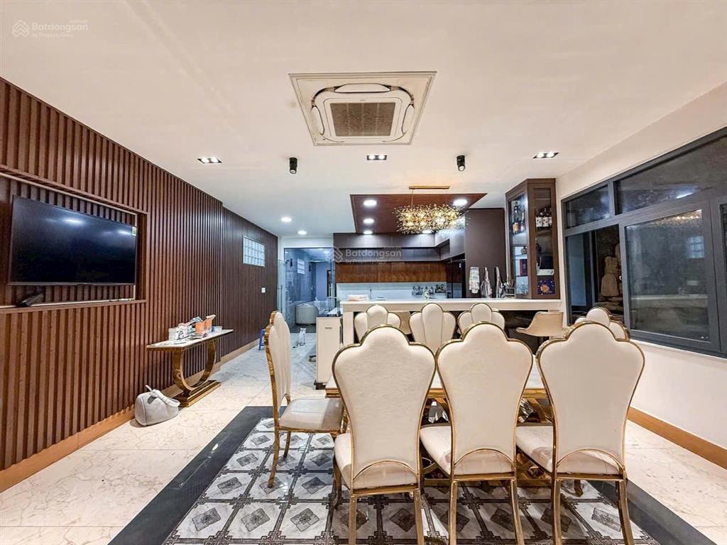 Bán biệt thự 5 tầng, đất 310m2, có hồ bơi, thang máy, gara ô tô, ngay trung tâm bình thạnh. 49.5tỷ