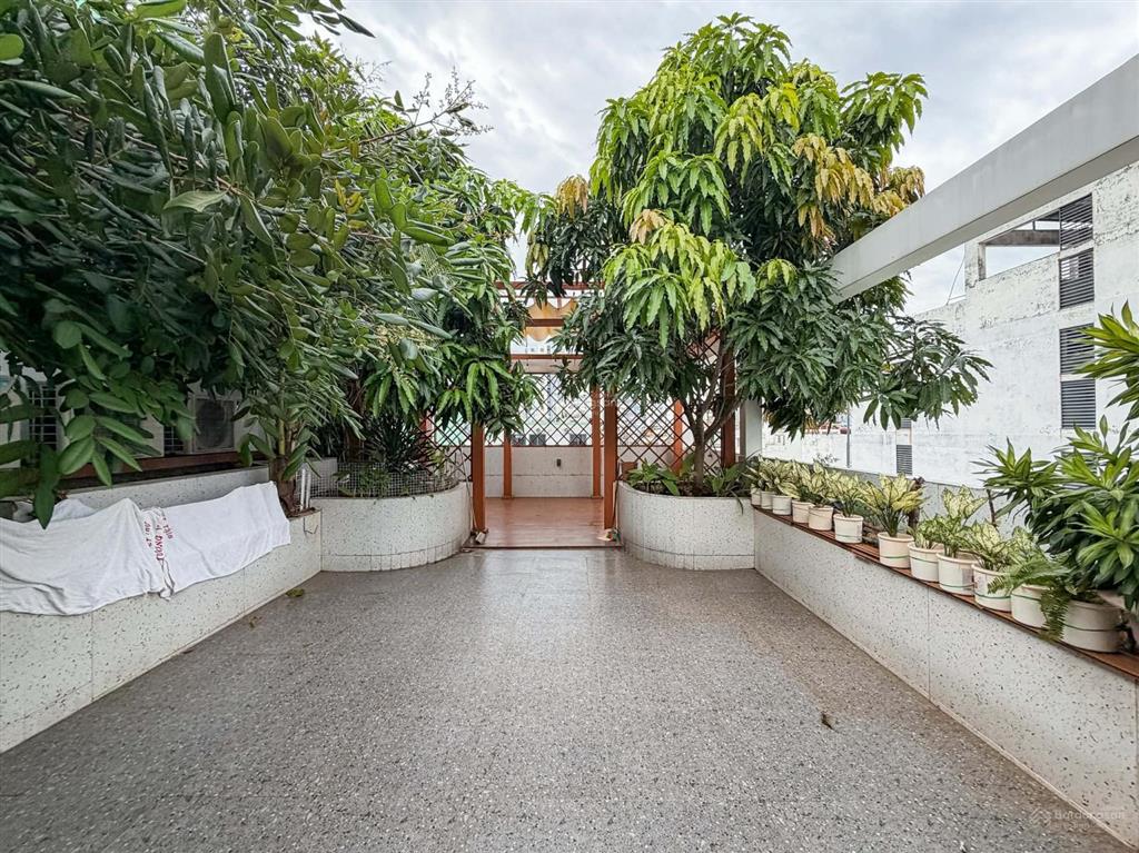 Bán biệt thự 5 tầng, đất 310m2, có hồ bơi, thang máy, gara ô tô, ngay trung tâm bình thạnh. 49.5tỷ