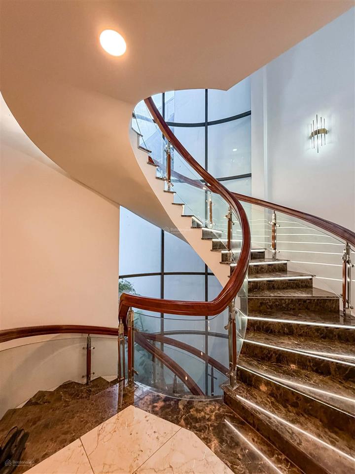 Bán biệt thự 5 tầng, đất 310m2, có hồ bơi, thang máy, gara ô tô, ngay trung tâm bình thạnh. 49.5tỷ