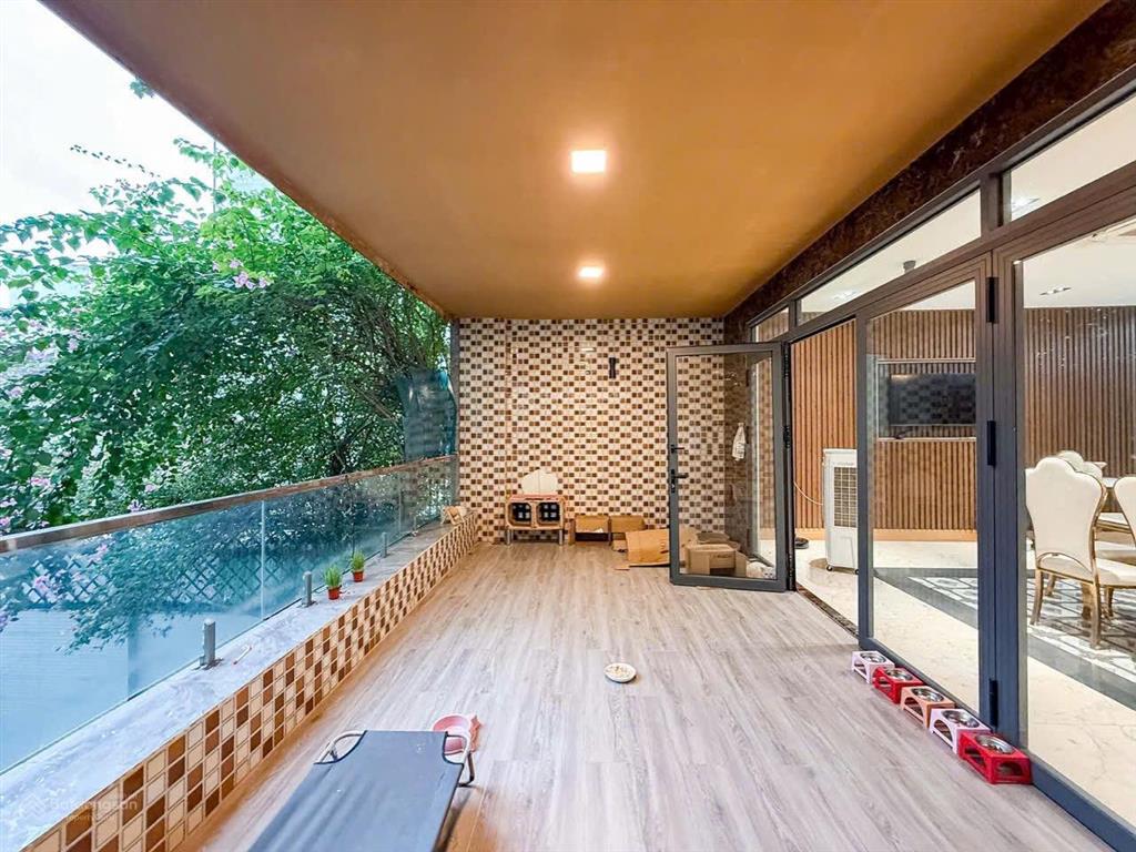 Bán biệt thự 5 tầng, đất 310m2, có hồ bơi, thang máy, gara ô tô, ngay trung tâm bình thạnh. 49.5tỷ