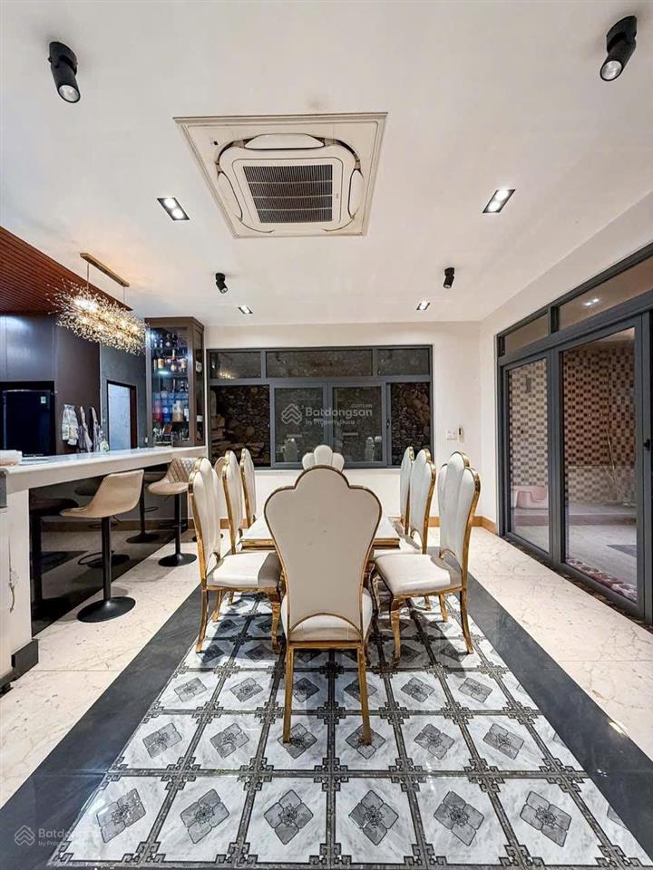 Bán biệt thự 5 tầng, đất 310m2, có hồ bơi, thang máy, gara ô tô, ngay trung tâm bình thạnh. 49.5tỷ