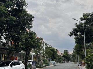 Chủ cần tiền bán gấp căn nhà phố river park giá tốt