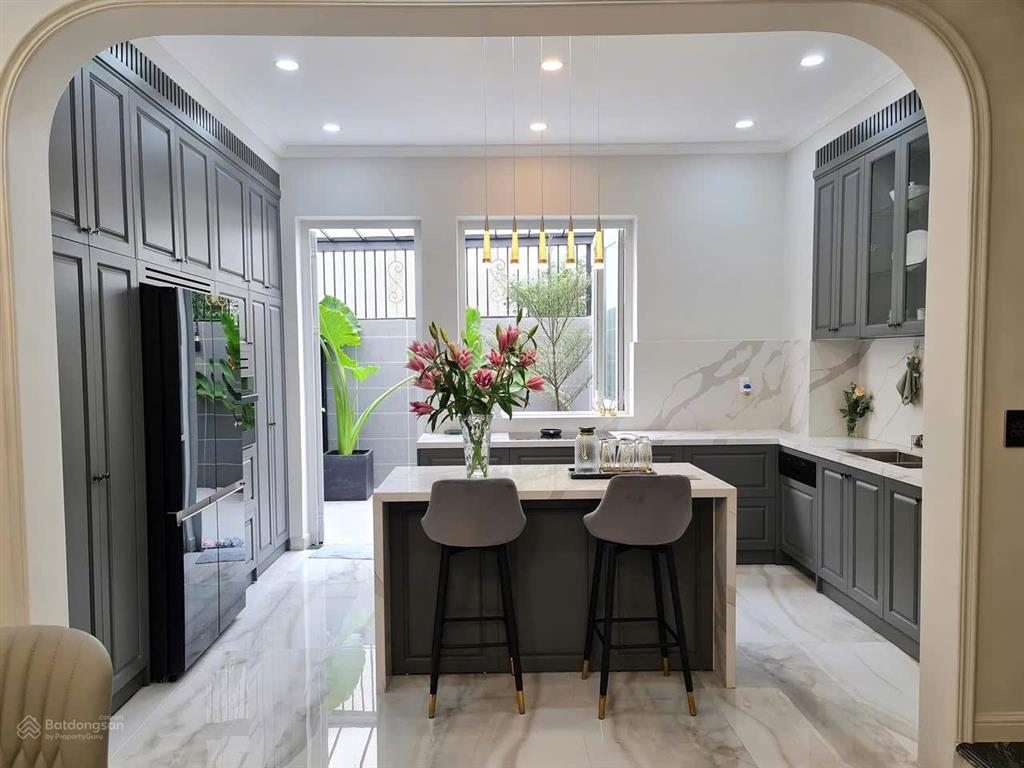 Bán tập thể tầng 1 thái thịnh  căn hiếm 150m2 2 mặt ngõ, 4 ngủ, 3 vs