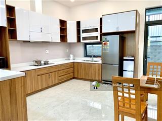 Cho thuê gấp nhà phố view hồ, đường 25m, giá 30 triệu full nội thất 4pn 5wc,  0907 110 *** h. chiến