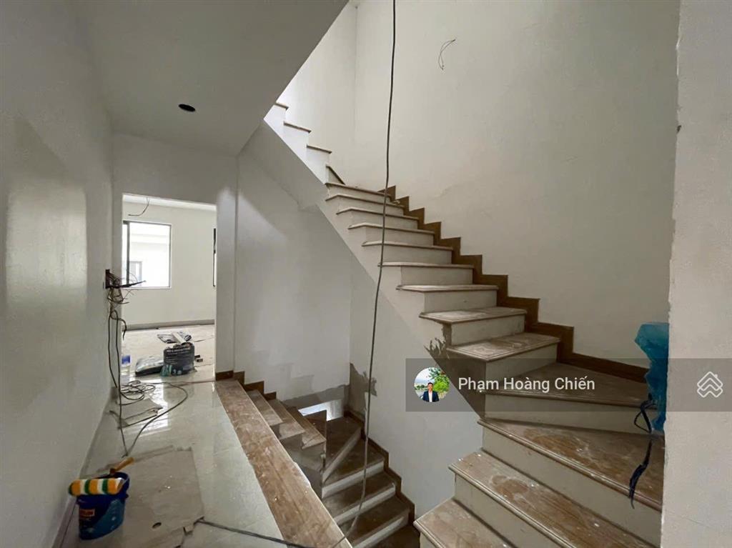 Cho thuê nhà phố mới 100% lakeview city dt 5x20m giá 30 triệu bao vat, hoàn thiện cơ bản 4pn 5wc