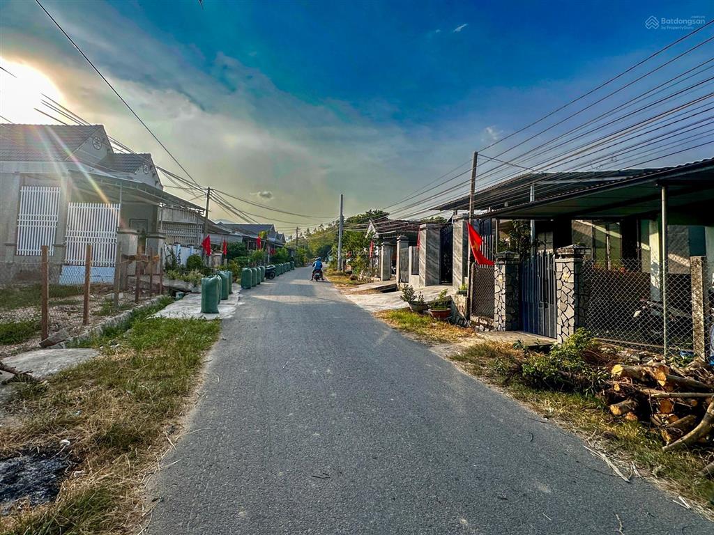 Hơn 200m2 đất thổ, trục chính vạn phú. đường nhựa, qh rộng 20m. giá 1 tỷ xx triệu