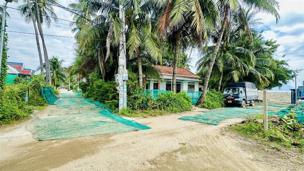 Đất mặt biển, kkt vân phong. lô góc 3 mặt tiền, dân cư đông 45tr/m2