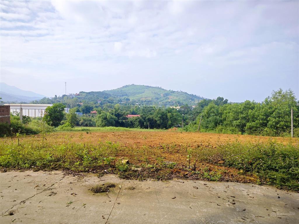 Diện tích 5.600m2 (có 800m2 thổ cư) lô góc 2 mặt tiền, mặt chính 50m, bám suối, thế đất thoải