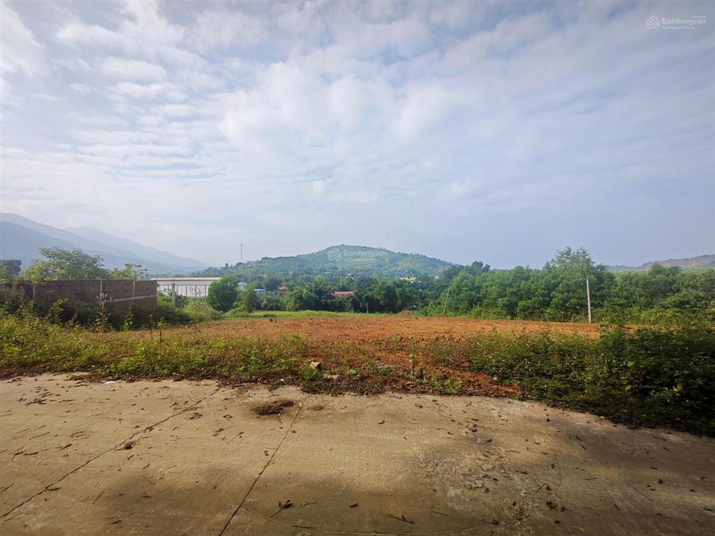 Diện tích 5.600m2 (có 800m2 thổ cư) lô góc 2 mặt tiền, mặt chính 50m, bám suối, thế đất thoải