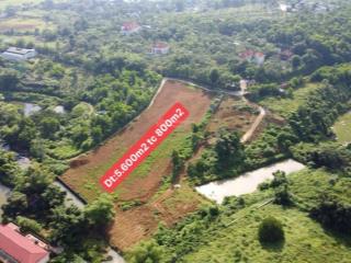 Diện tích 5.600m2 (có 800m2 thổ cư) lô góc 2 mặt tiền, mặt chính 50m, bám suối, thế đất thoải