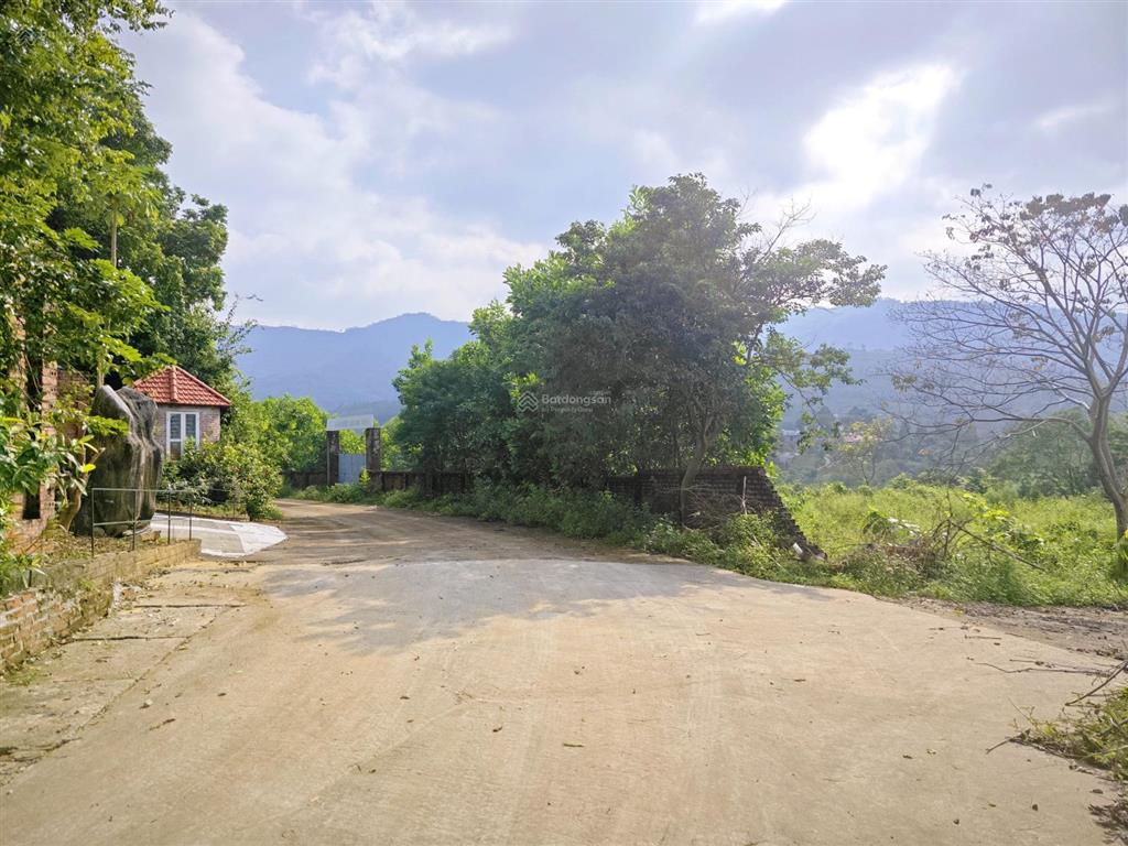 Diện tích 5.600m2 (có 800m2 thổ cư) lô góc 2 mặt tiền, mặt chính 50m, bám suối, thế đất thoải