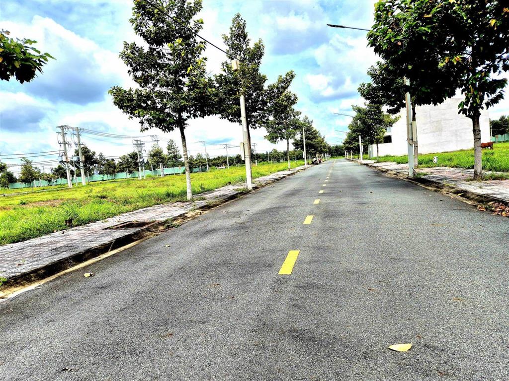 Bán lô đất thổ cư ở trong khu dân cư gần chợ bến cát