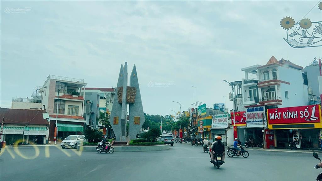 Bán lô đất thổ cư ở trong khu dân cư gần chợ bến cát