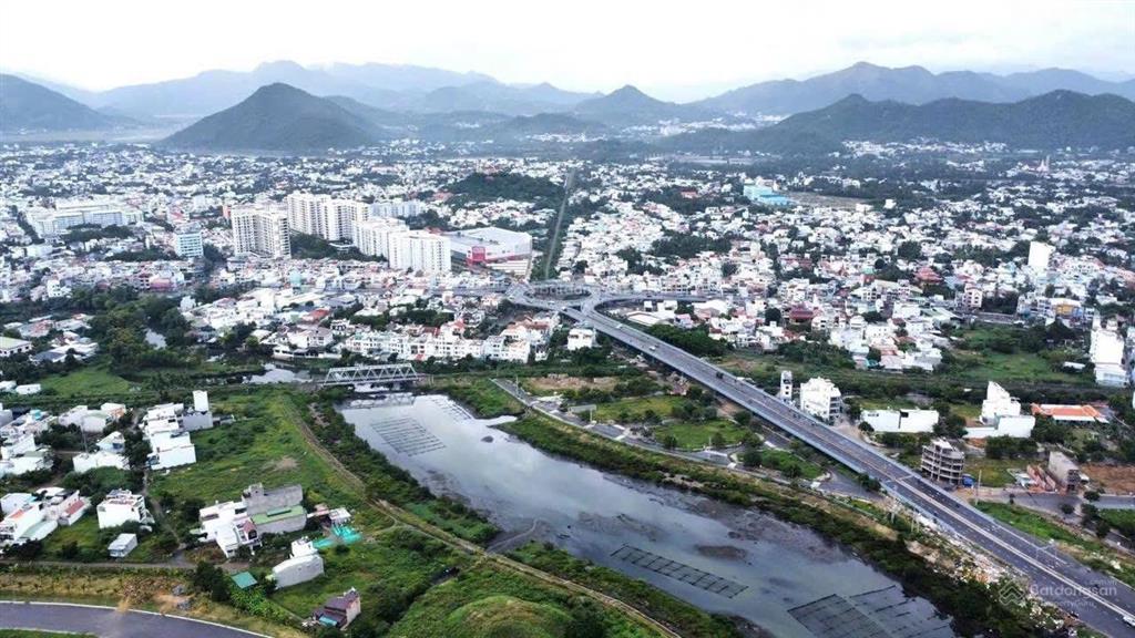 Mặt tiền bờ kè sông quán trường vĩnh châu, vĩnh hiệp, nha trang