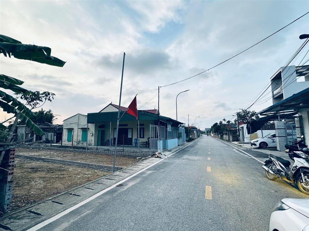 Mặt đường trục thôn xã bát trang kinh doanh buôn bán đẹp