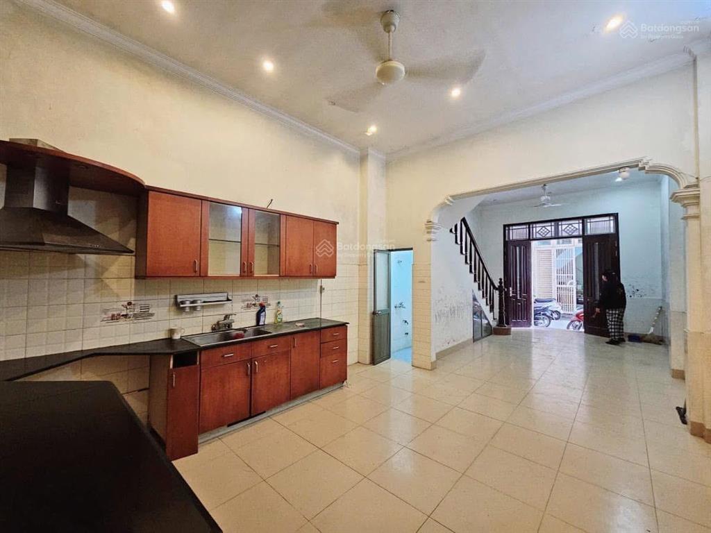 Gara ô tô phân lô nguyễn chí thanh đống đa sát phố dt 42m2 x 5 tầng mt 4.2m