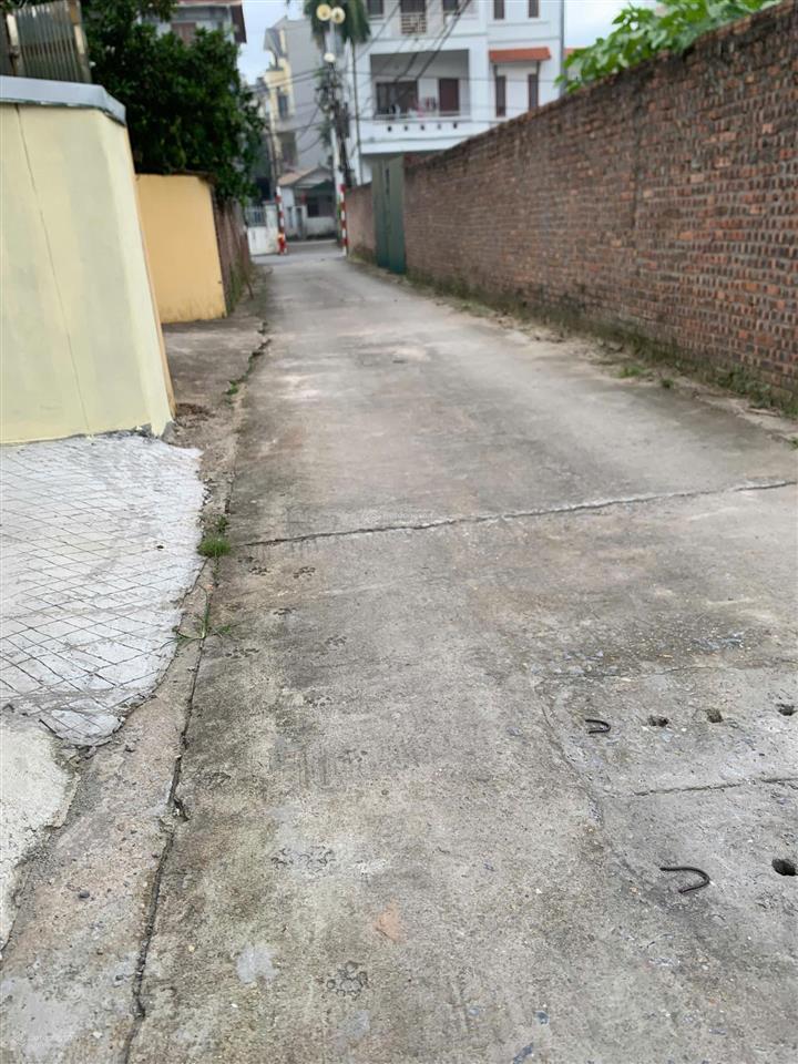 Cho thuê kho đẹp đường cổ linh, dt 210m2, mt 8m, rb, gía 16tr