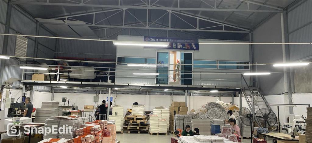 Cho thuê kho đẹp đường cổ linh, dt 210m2, mt 8m, rb, gía 16tr