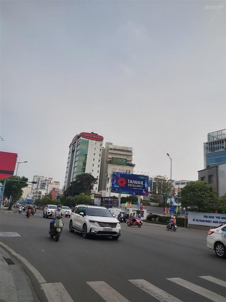 Tòa nhà văn phòng kết hợp penhouse, ngay sân bay tân sơn nhất dt 10x30m, 1 hầm 6 lầu giá chỉ 79 tỷ