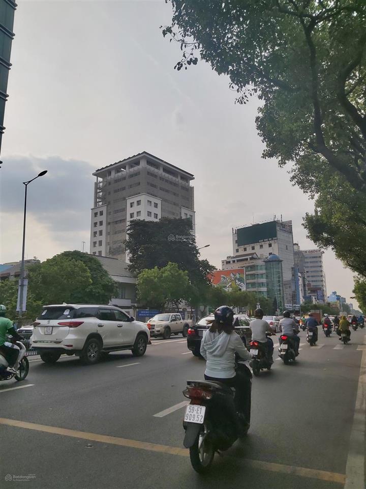 Tòa nhà văn phòng kết hợp penhouse, ngay sân bay tân sơn nhất dt 10x30m, 1 hầm 6 lầu giá chỉ 79 tỷ