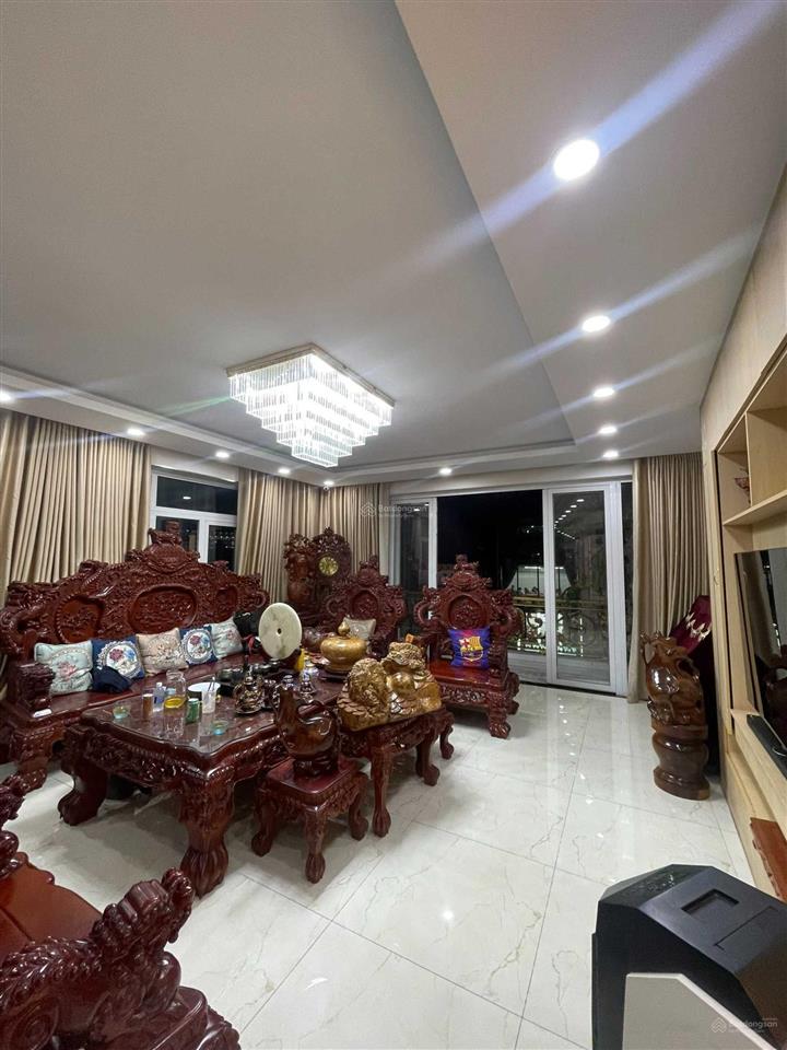 Tòa nhà văn phòng kết hợp penhouse, ngay sân bay tân sơn nhất dt 10x30m, 1 hầm 6 lầu giá chỉ 79 tỷ