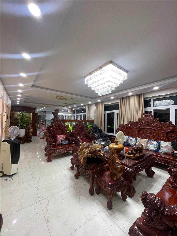 Tòa nhà văn phòng kết hợp penhouse, ngay sân bay tân sơn nhất dt 10x30m, 1 hầm 6 lầu giá chỉ 79 tỷ