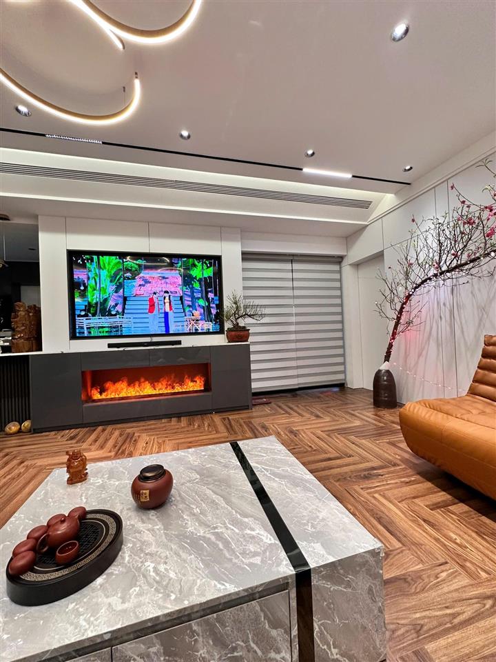 ( c3 golden palace ). chủ nhà gửi bán căn 3pn. 2vc. dt 147.8m2. ban công đn. nội thất đẹp. tầng 21