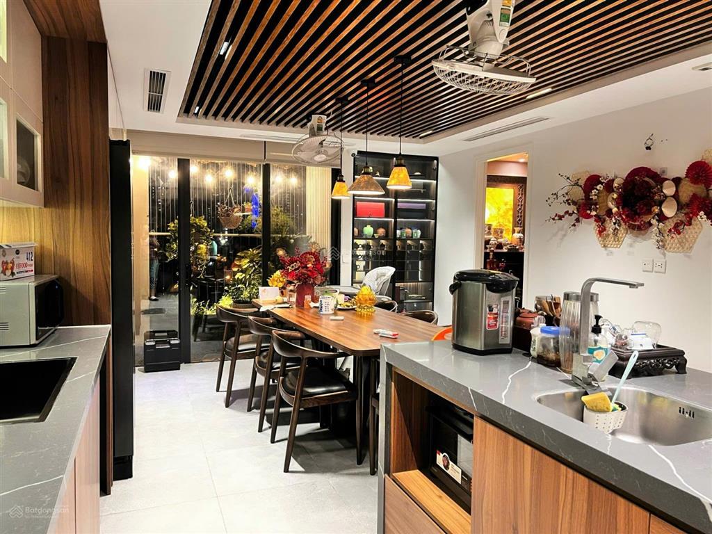 Diamond flower. căn góc 3pn, 3wc dt 165m2. full đồ. 2 slot oto. giá 15tỷ ac chủ nhà thiện chí ạ