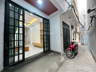 (cc) tôn đức thắng  đống đa. 23m2 x5t, nhà đẹp ở ngay, có ban công, ngõ thông, sđcc. giá 5.68 tỷtl