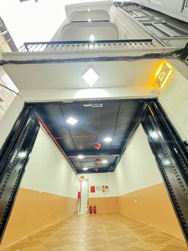 Căn hộ dịch vụ cao cấp  phố Thái Hà quận Đống Đa 39m 6 tầng thang máy chào giá 11.8 tỷ