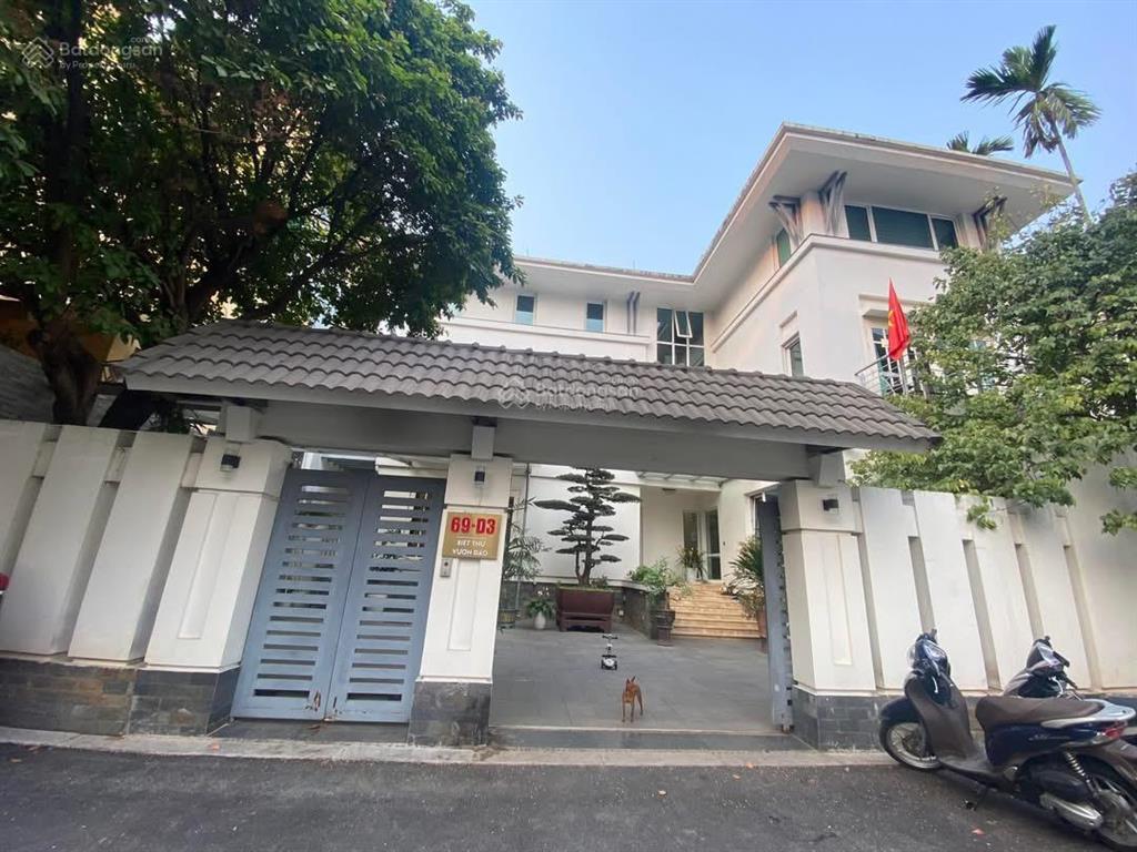 Gia đình tôi cần bán biệt thự vườn đào tây hồ. diện tích 368m2 mặt tiền 21m. giá cả thương lượng.