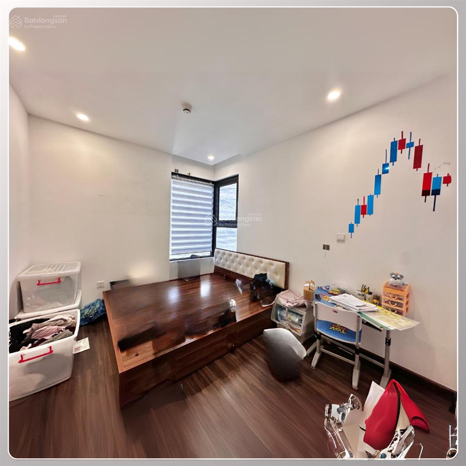 Căn 2 ngủ 2 wc, 2 logia hướng đông view thoáng, sẵn nội thất gỗ và thiết bị gắn tường giá siêu rẻ
