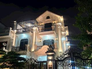 Cần bán bt 205m2, mt 12m, 4t, hơn 30 tỷ. full nội thất nhập khẩu. có thang máy.